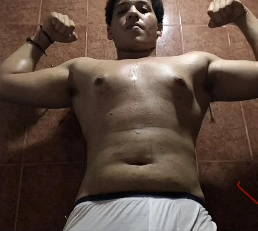 Brian antes de su proceso, en el piso flexionando los brazos
