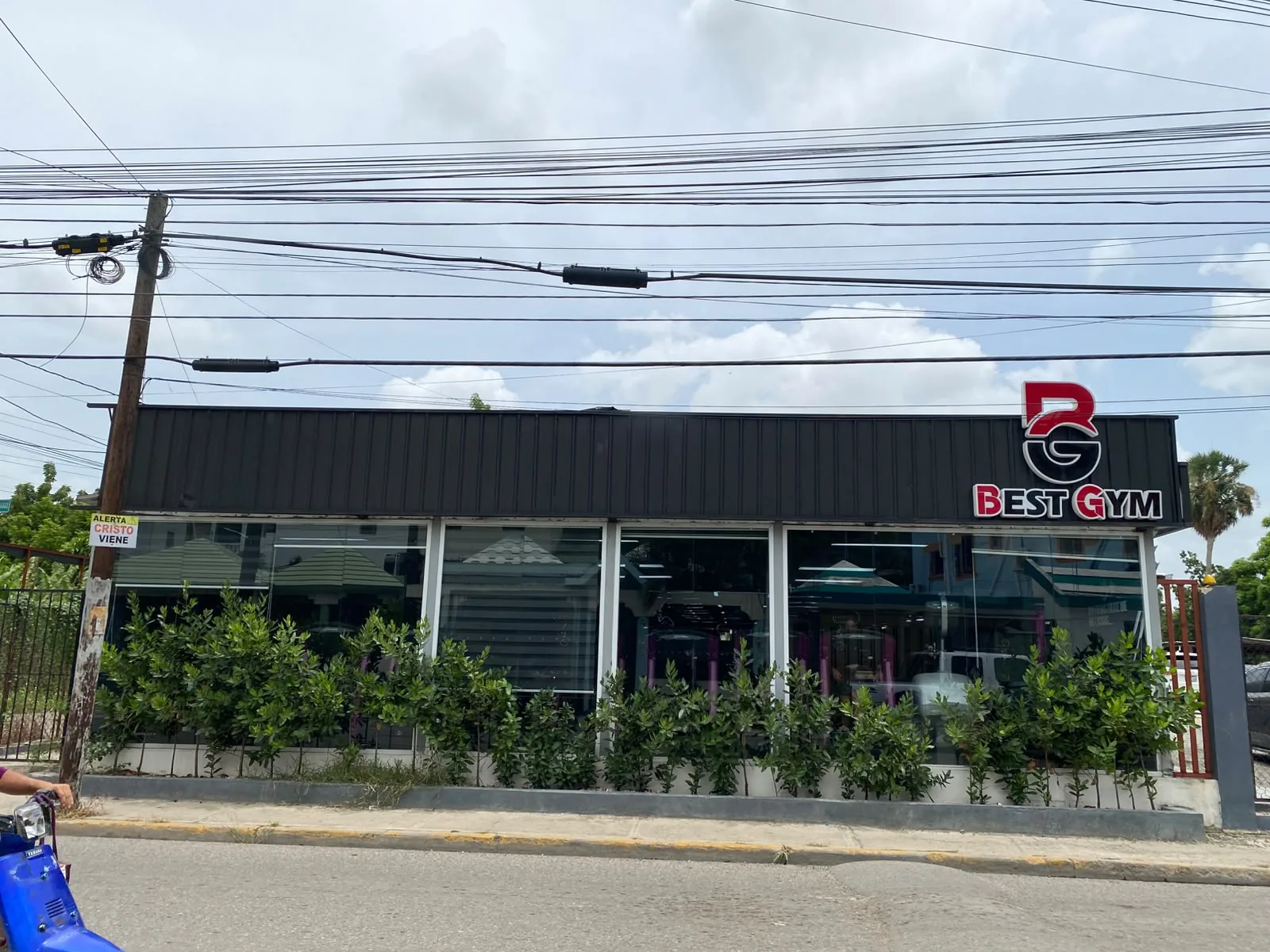 Fachada de Best Gym con el letrero rojo y blanco sobre la entrada acristalada