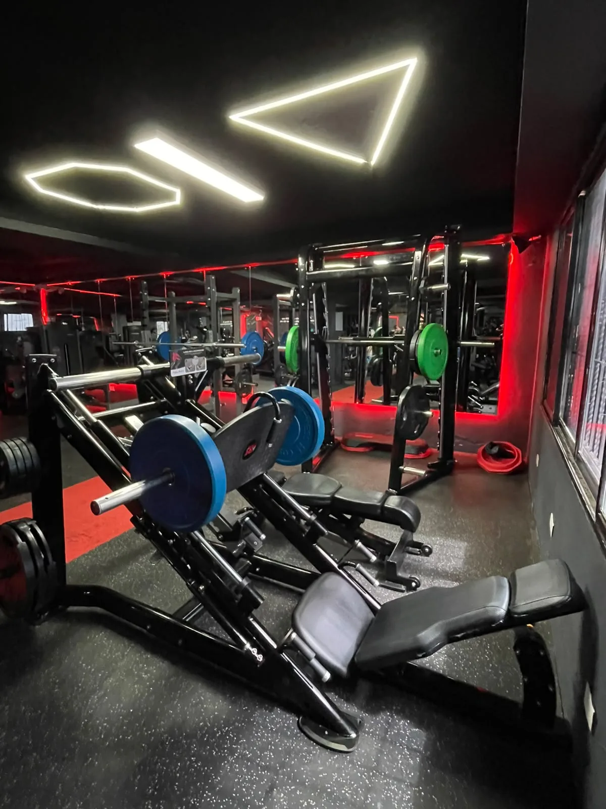 Prensa de piernas inclinada y máquina Smith en el interior de Best Gym