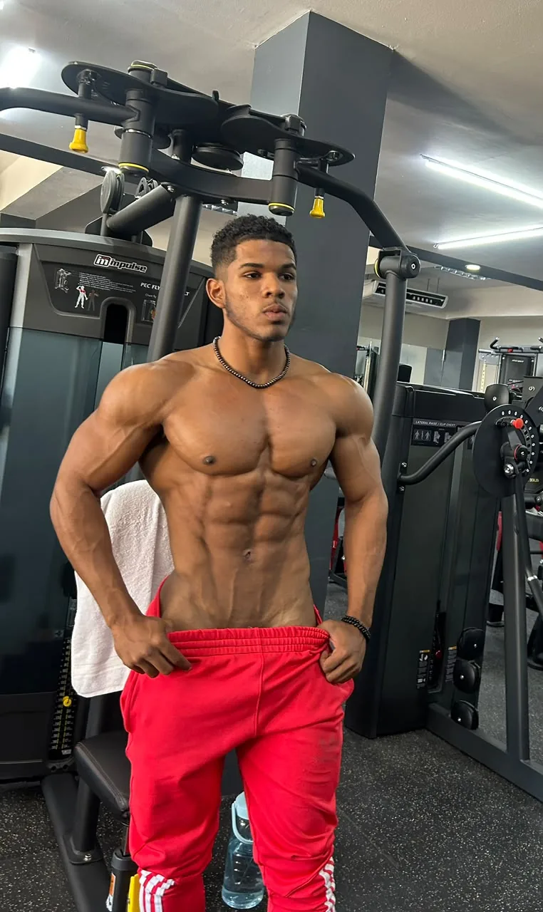 Después del proceso: en el gimnasio, sin camiseta y con pantalón rojo